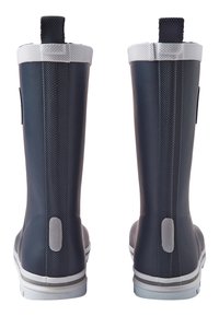 Bottes de pluie en caoutchouc marine avec des accents gris, des panneaux latéraux texturés et des sangles d'enfilage. Elles ont une semelle solide avec une bande blanche à la base.
