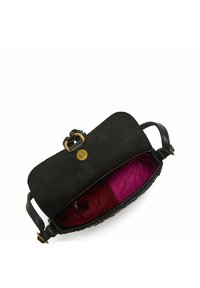 Borsa in suede nera con chiusura a forma di anello dorato. Interno foderato di un vivace rosa. Design compatto rettangolare con esterno testurizzato.