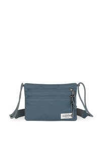 Bolso cruzado de tela azul con múltiples compartimentos con cremallera, correa ajustable y superficie texturizada. Presenta una etiqueta de logo en la parte frontal.