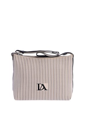Bolso rectangular beige con rayas negras verticales, correa de hombro negra ajustable, cierre de cremallera y logo "DA" en el centro delantero.