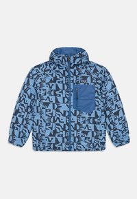 Doudoune à capuche à motifs bleus, avec une poche poitrine zippée, une fermeture éclair à l'avant et des textures de tissu contrastées.