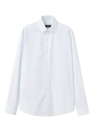 Weißes Herrenhemd mit langen Ärmeln, spitzem Kragen und Knopfleiste, flach auf weißem Hintergrund präsentiert.