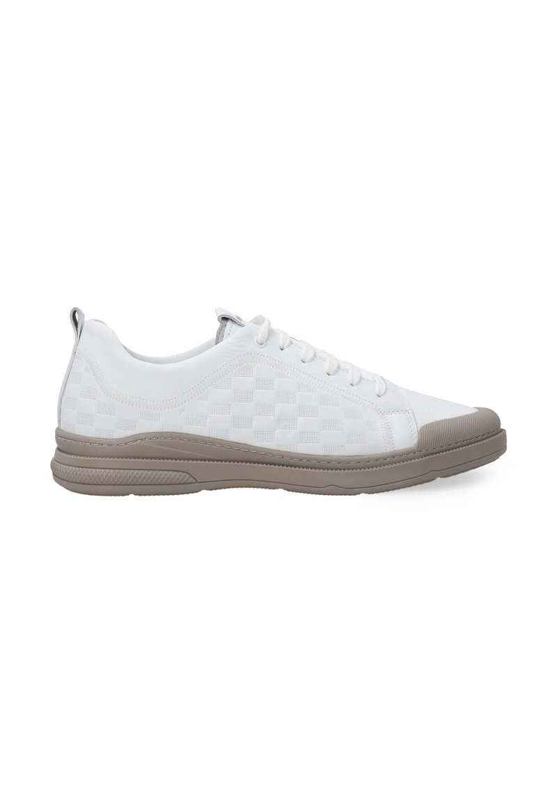 Hvide sneakers med ternet tekstur, grå gummisål, snørebåndsdesign og en polstret krave for komfort.