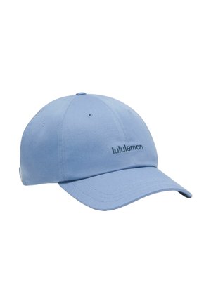 Lyseblå baseballkasket med buet skygge og "lululemon"-logo broderet midt foran.