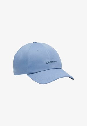 Hellblaues Baseball-Cap mit gebogenem Schirm und "lululemon"-Logo, das mittig auf der Vorderseite gestickt ist.