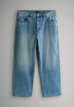 Lyseblå denimjeans med en afslappet pasform, der har fem lommer, lukning med knapper og let falmning for tekstur og dybde.