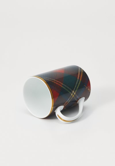 Keramička šalica s tartan uzorkom u crvenoj, zelenoj i žutoj boji. Bijeli unutrašnjost, zlatni naglasak na rubu i zakrivljena bijela drška.