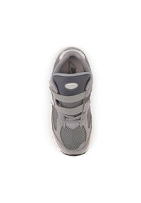 Chaussure de sport grise avec tige en mesh et synthétique, double bandes Velcro, col rembourré et semelle texturée. Design simple avec peu d'accents.