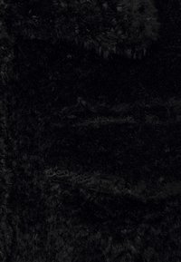 Tessuto nero, plush con una consistenza morbida e pelosa. Presenta una superficie uniforme con lievi variazioni di spessore. Nessun motivo o hardware visibile.