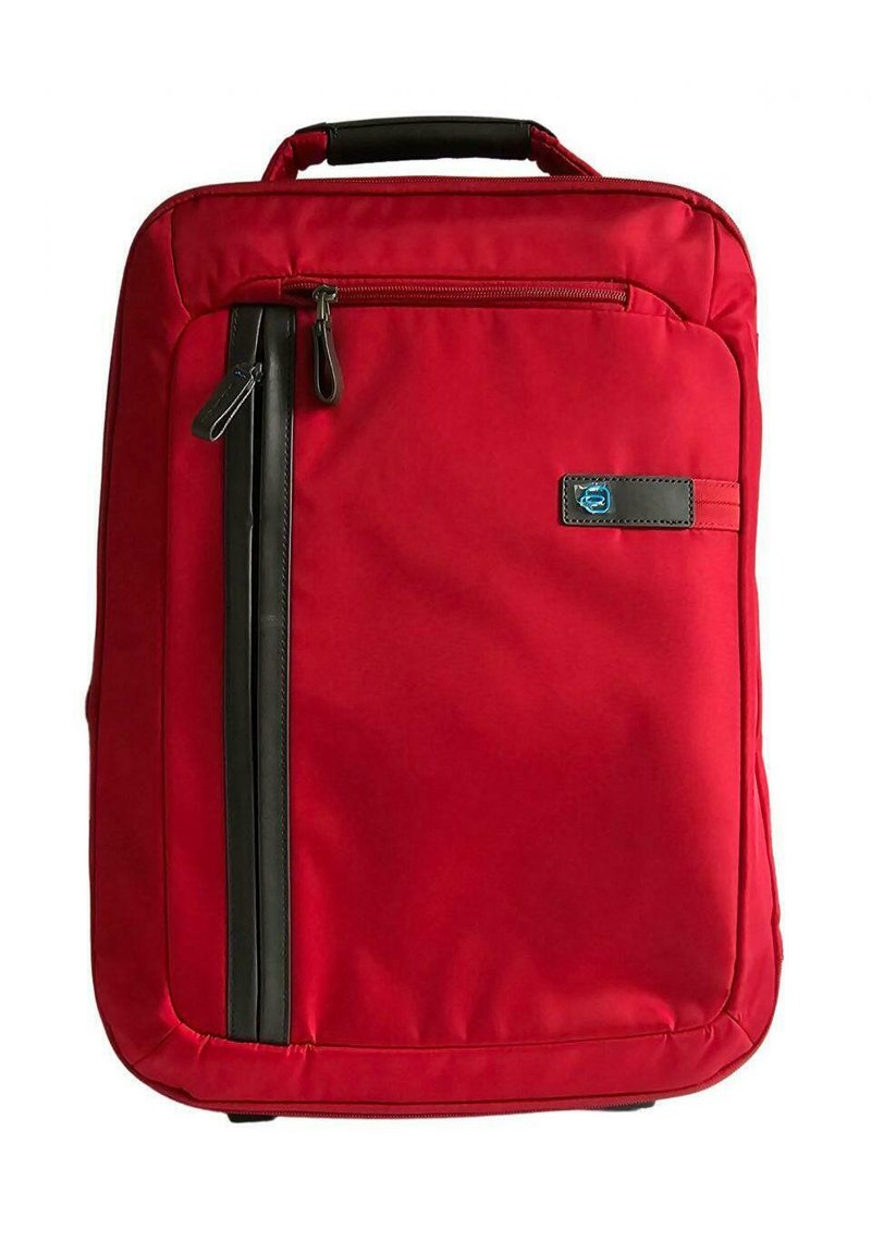 Zaino rosso realizzato in tessuto resistente, con una tasca frontale con zip, dettagli in zip nera e una maniglia superiore imbottita per un facile trasporto.