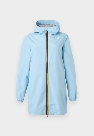 Hele sinine vihmamantel kapuutsiga, ees musta, valget, punast ja kollast triipu sisaldava tõmblukuga, elastsete varrukaservadega ja kahe küljetaskuga.