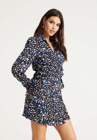Liquorish PAINTERLY PRINT MINI WRAP - Day dress - black