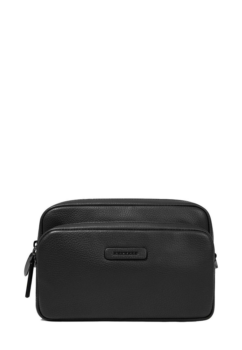 Borsa da toilette in pelle nera con due scomparti con cerniera, caratterizzata da una superficie testurizzata e un piccolo logo decorativo sul davanti.