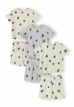 Trzy zestawy krótkich koszulek z krótkim rękawem i spodenek w kolorze kremowym i szarym, każdy ozdobiony rozsianymi czarnymi wzorami serc.