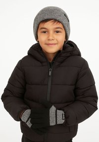 Fekete puffdzseki kapucnival, szürke kötött sapka és szürke díszítésű fekete kesztyű. A dzsekin cipzáras front és steppelt mintázat található.