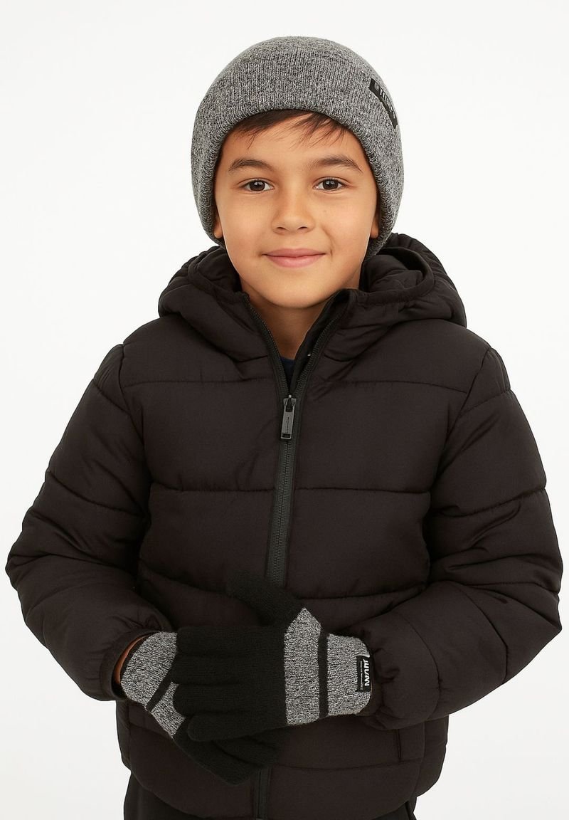 Fekete puffdzseki kapucnival, szürke kötött sapka és szürke díszítésű fekete kesztyű. A dzsekin cipzáras front és steppelt mintázat található.