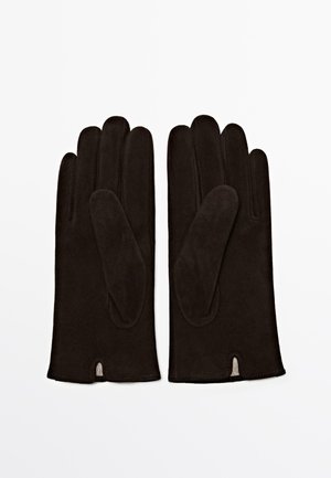 Braune Wildlederhandschuhe mit glatter Textur, featuring ein Design mit vier Fingern, einer dunklen Farbe und einer kleinen dekorativen Naht am Bund.
