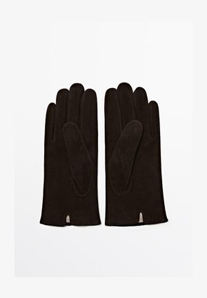 Guanti in suede marrone con una texture liscia, caratterizzati da un design a quattro dita, di colore scuro, e una piccola cucitura decorativa al polsino.