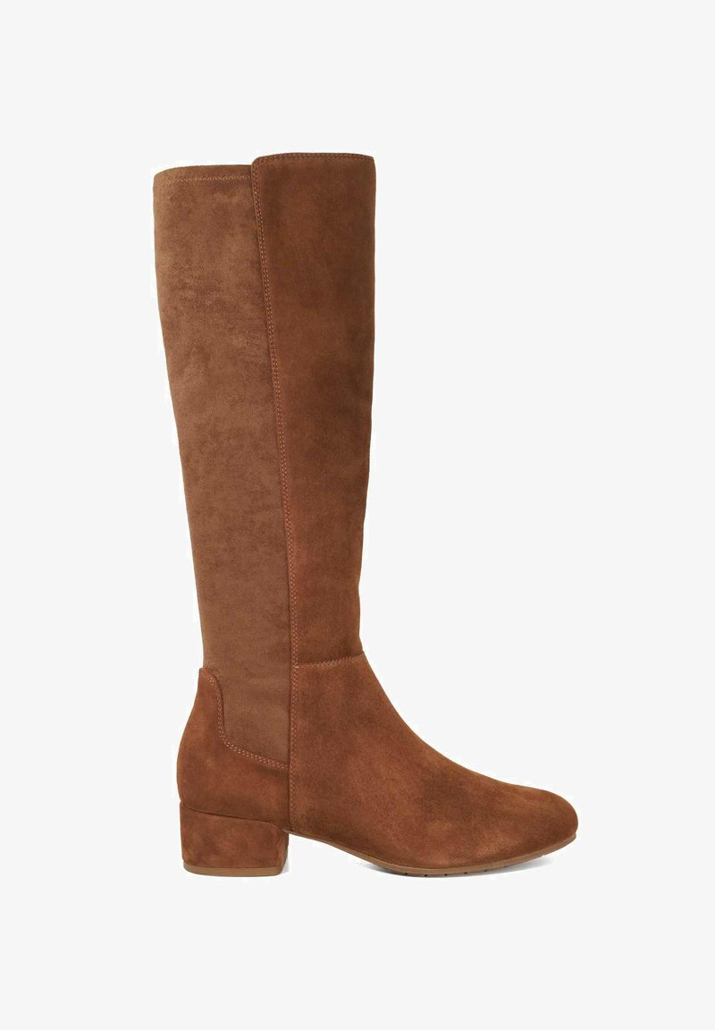 Bruine suède kniehoog laars met een blokhak. Heeft een gladde textuur en minimale stikdetails aan de zijkant.