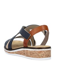 Sandale à plateforme en liège avec des lanières en cuir bleu marine, des accents en cuir marron et une semelle intérieure rembourrée dotée d'une semelle extérieure en caoutchouc blanc.