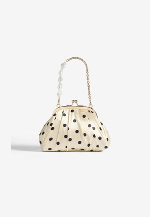 Geantă clutch cu buline, din țesătură crem, cu un design plissé, închidere din metal auriu și un mânere cu lanț cu accente de perlă.