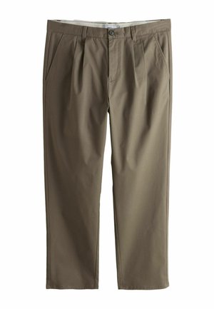Herren-Khaki-Faltenhose mit Seitentaschen und Knopfverschluss in der Taille, flach auf weißem Hintergrund präsentiert.