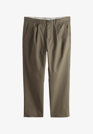 Herren-Khaki-Faltenhose mit Seitentaschen und Knopfverschluss in der Taille, flach auf weißem Hintergrund präsentiert.