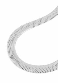 Silverfärgad metallhalsband med en flexibel, vågig design. Har släta, enhetliga segment som skapar en subtil lyster och textur.