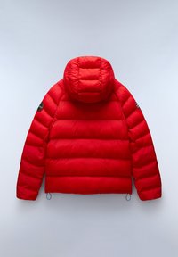 Chaqueta acolchada roja con una capucha alta y redondeada. Presenta paneles acolchados horizontales, puños elásticos y un parche con el logo en el hombro izquierdo.