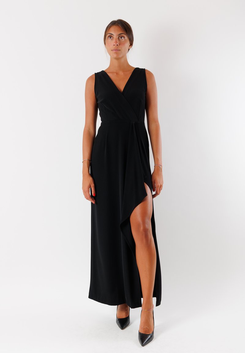 Vestito lungo nero con design avvolgente, scollo a V profondo e alto spacco laterale. Realizzato in tessuto morbido, presenta linee minimaliste e un'elegante silhouette.