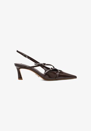 Décolleté in vernice marrone con punta affilata, cinturini sottili alla caviglia e tacco di altezza media. Presenta un dettaglio incrociato sulla tomaia.