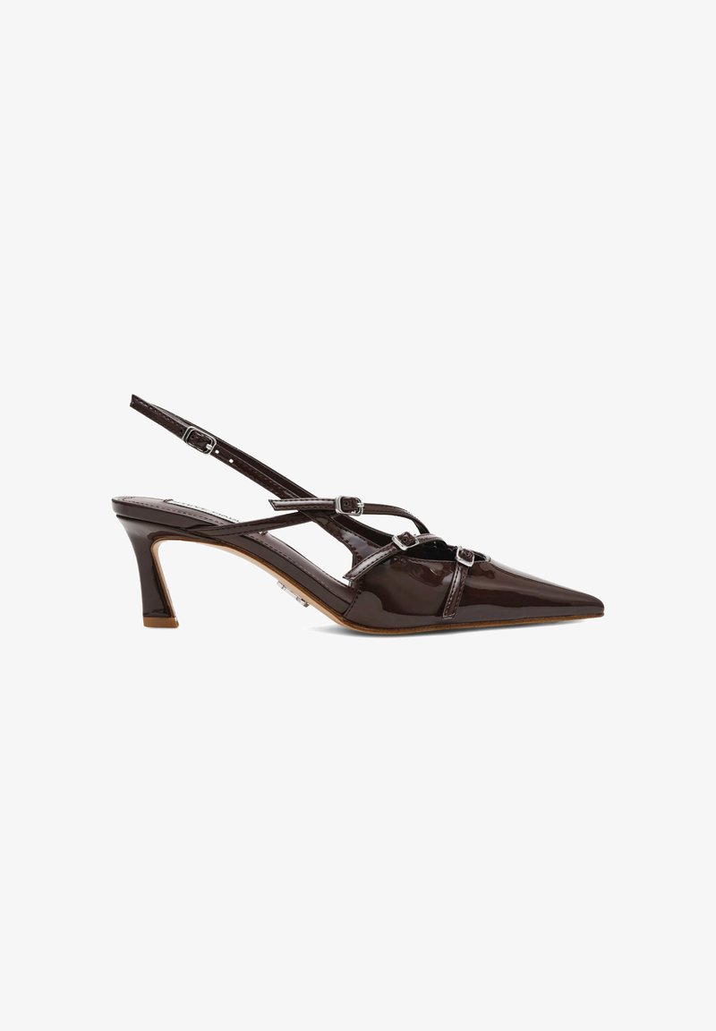 Décolleté in vernice marrone con punta affilata, cinturini sottili alla caviglia e tacco di altezza media. Presenta un dettaglio incrociato sulla tomaia.