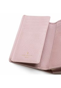 Portafoglio in pelle rosa chiaro con finitura testurizzata, diversi scomparti per carte e un accento con logo dorato. Comparto con zip visibile.