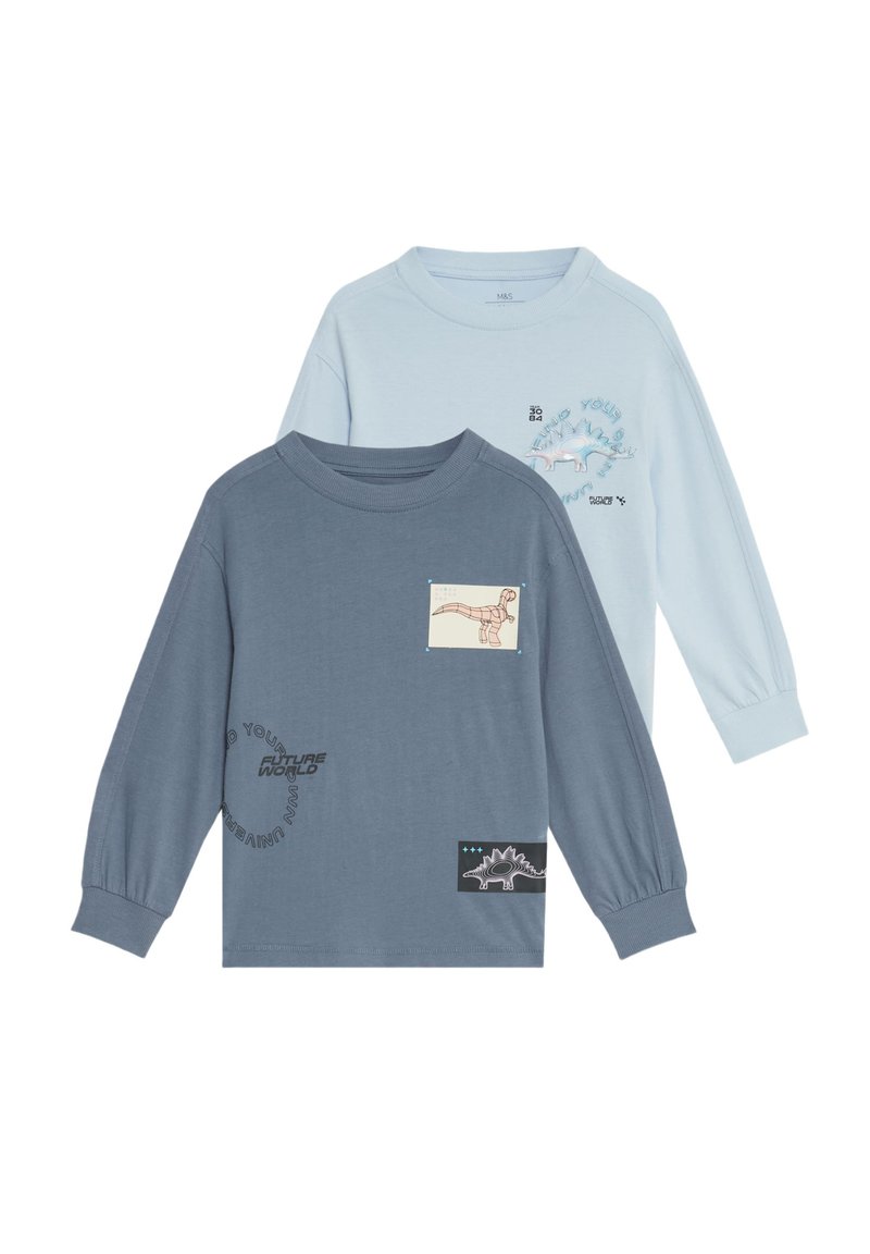 Due magliette a maniche lunghe: una azzurro chiaro con grafiche di dinosauri, l'altra blu scuro con testo e dettagli di toppa a forma di dinosauro. Materiale in cotone.
