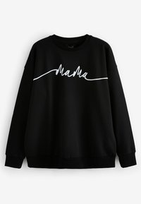 Czarna bluza z długimi rękawami i zaokrąglonym dekoltem. Na piersi biały tekst w stylu kursywy "Mama". Miękka faktura materiału.