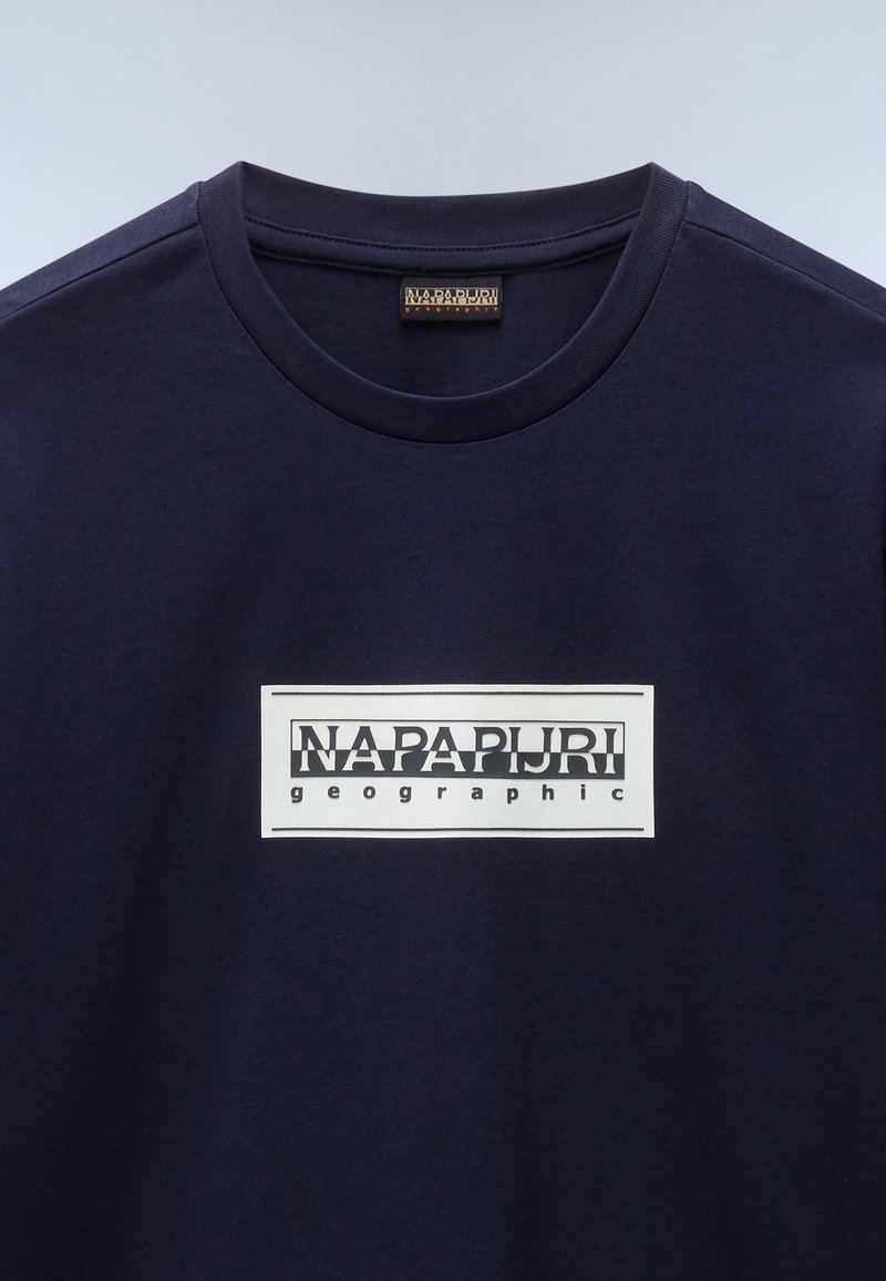 Navyblaue Baumwoll-T-Shirt mit Rundhalsausschnitt, mit einem rechteckigen weißen Logo, das den Text "NAPAPURI" und "geographic" in Schwarz zeigt.