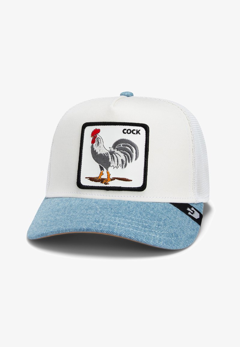 Gorra de camionero blanca con un visera de mezclilla azul claro. Presenta un parche bordado de un gallo con la palabra "COCK" debajo de la imagen.