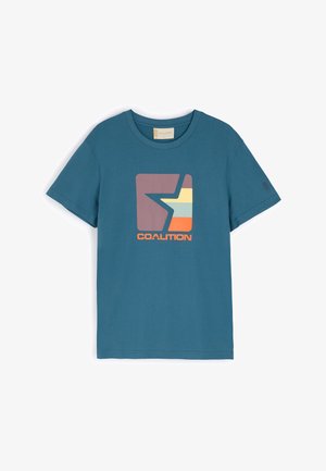 Turkusowa bawełniana koszulka z dużym graficznym logo w odcieniach fioletu, żółtego i pomarańczowego, z napisem "KOALICJA" poniżej.