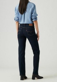 Mörkblå denimjeans med raka ben, subtila sömnaddetaljer och en märkesläderlapp på bakre midjebandet.