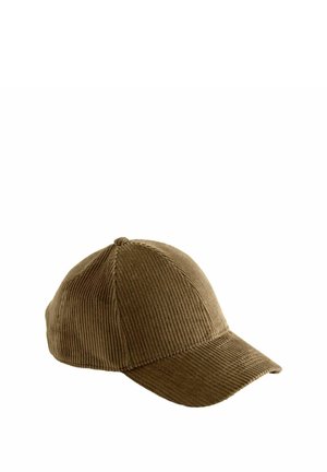 Bruine corduroy baseballpet met een gebogen klep, ribbelstructuur en gestikte details op de kroon en randen van de klep.