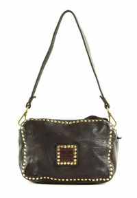 Borsa a spalla in pelle marrone con forma arrotondata, borchie dorate lungo i bordi e una toppa rettangolare del marchio sul davanti. Tracolla regolabile.