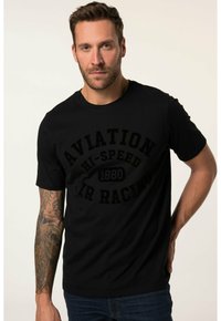 Černé bavlněné tričko s kulatým výstřihem a zvýšeným grafickým potiskem s nápisem "AVIATION HI-SPEED AIR RACING 1880." Krátké rukávy.