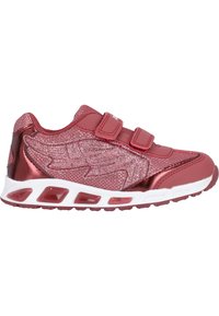 Chaussure de sport rouge avec une finition métallique brillante, tige en mesh et deux sangles Velcro. Présente un design distinctif en forme d'aile et une semelle rembourrée.