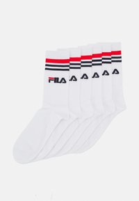 Weiße Baumwoll-Sneakersocken im Sechserpack, mit roten und marineblauen Streifen am oberen Ende, und schwarzem "Fila"-Logo an der Seite. Weicher und dehnbarer Stoff.