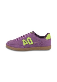 Sneaker in suede viola con dettagli verdi, suola texturizzata, chiusura con lacci e un prominente '40' di lato, progettato per l'uso quotidiano.