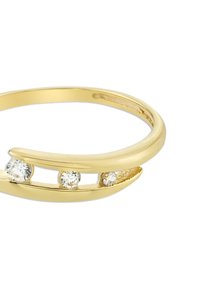 Bague en ton or avec trois pierres rondes transparentes serties dans un design de bande ouverte, avec une texture lisse et des accents courbés.