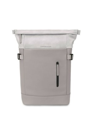 Zaino roll-top in grigio chiaro, con un esterno liscio e impermeabile, spallacci laterali regolabili e una tasca anteriore con zip.