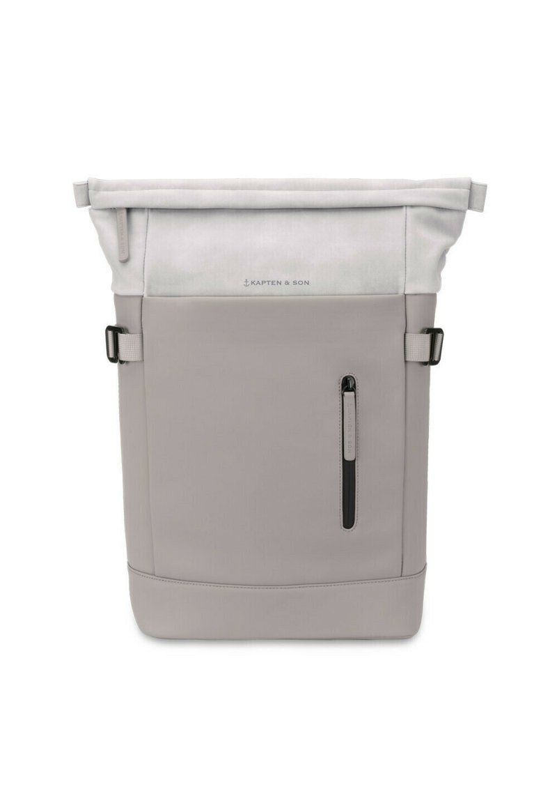 Sac à dos à rouleau gris clair, avec un extérieur lisse et imperméable, des sangles latérales ajustables et une poche frontale zippée.