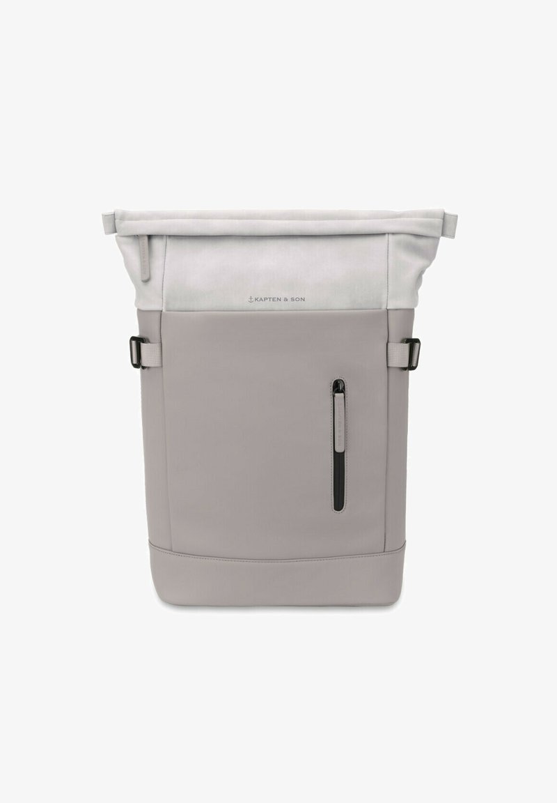 Sac à dos à rouleau gris clair, avec un extérieur lisse et imperméable, des sangles latérales ajustables et une poche frontale zippée.