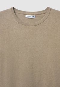 Maglione beige a collo rotondo, realizzato in tessuto strutturato. Presenta un colletto a costine e un'etichetta cucita all'interno con "Terranova" e taglia "XL".
